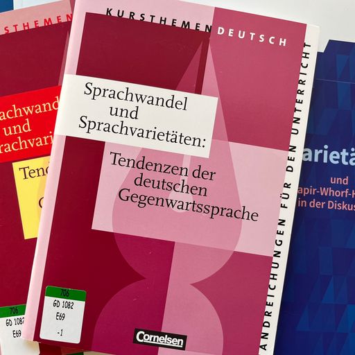 Bild. Darauf sind Bücher zur Thematik "Sprachvariation" zu sehen.